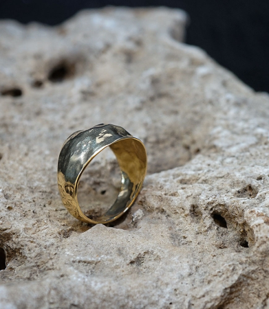 Bague en Or 18 KT.  Matière: Or 750/1000 Pierre: Non Poids: 5,2 grammes  Cette bague jonc est une création, façonnée à la main p