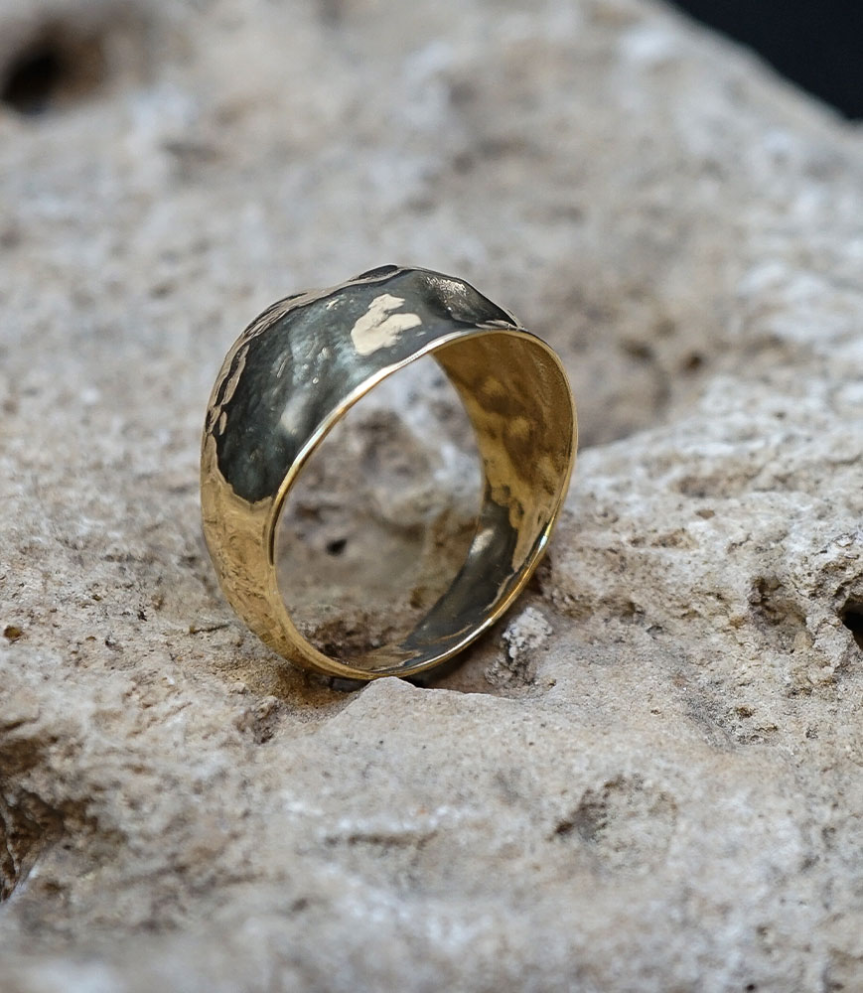 Bague en Or 18 KT.  Matière: Or 750/1000 Pierre: Non Poids: 5,2 grammes  Cette bague jonc est une création, façonnée à la main p