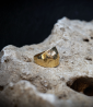 Bague en Or 18 KT.  Matière: Or 750/1000 Pierre: Non Poids: 5,2 grammes  Cette bague jonc est une création, façonnée à la main p