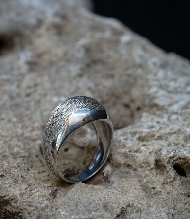 Bague jonc en argent martelé :  Découvrez l'élégance brute de cette bague jonc en argent. Signée Lovely Storm, la marque de Vale