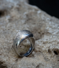 Bague jonc en argent martelé :  Découvrez l'élégance brute de cette bague jonc en argent. Signée Lovely Storm, la marque de Vale