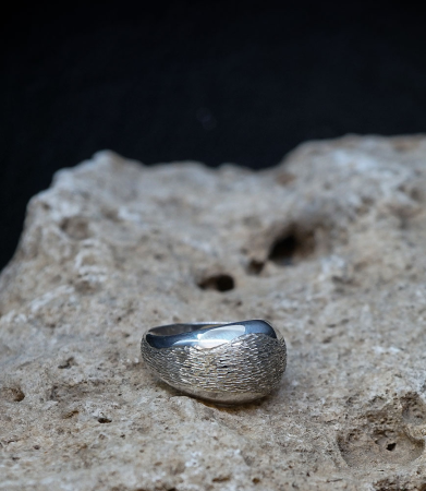 Bague jonc en argent martelé :  Découvrez l'élégance brute de cette bague jonc en argent. Signée Lovely Storm, la marque de Vale