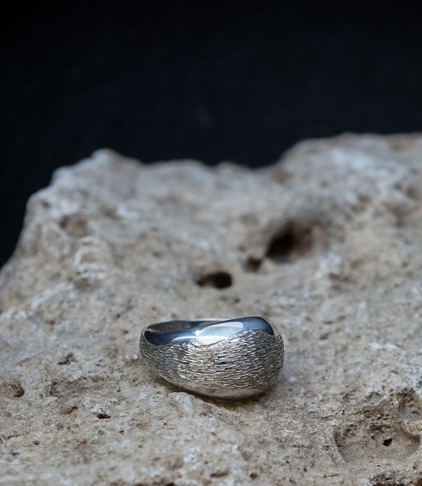 Bague jonc en argent martelé :  Découvrez l'élégance brute de cette bague jonc en argent. Signée Lovely Storm, la marque de Vale