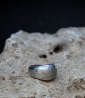 Bague jonc en argent martelé :  Découvrez l'élégance brute de cette bague jonc en argent. Signée Lovely Storm, la marque de Vale