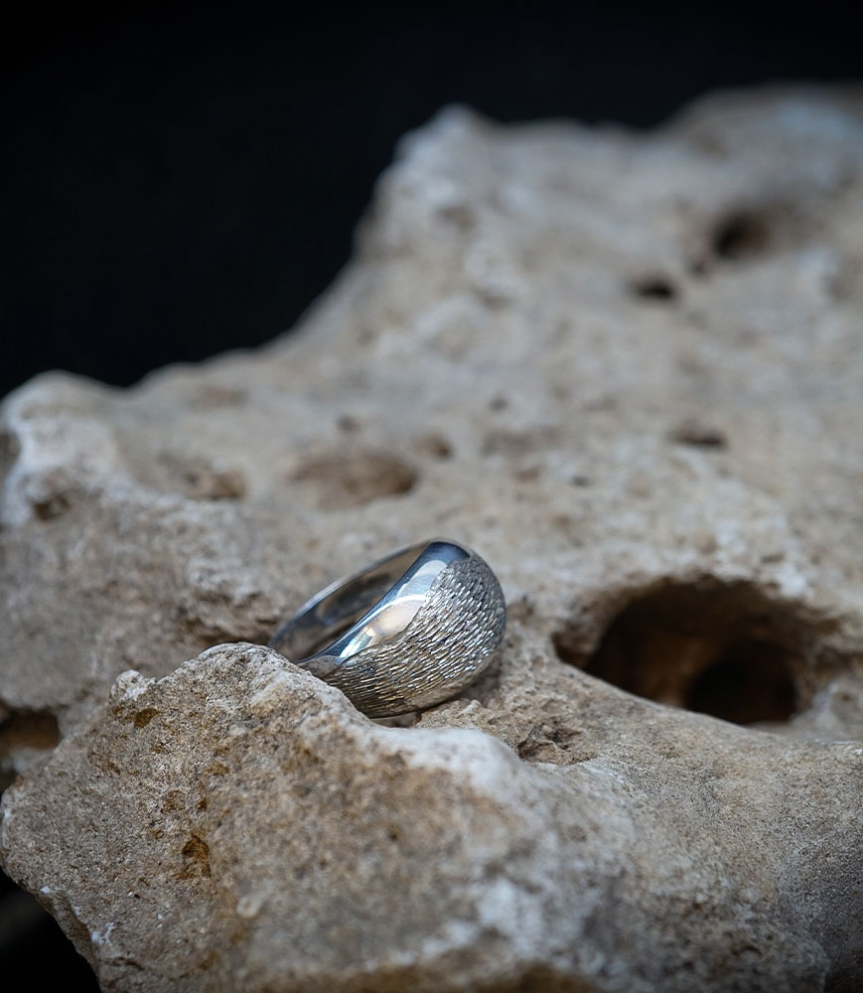 Bague jonc en argent martelé :  Découvrez l'élégance brute de cette bague jonc en argent. Signée Lovely Storm, la marque de Vale