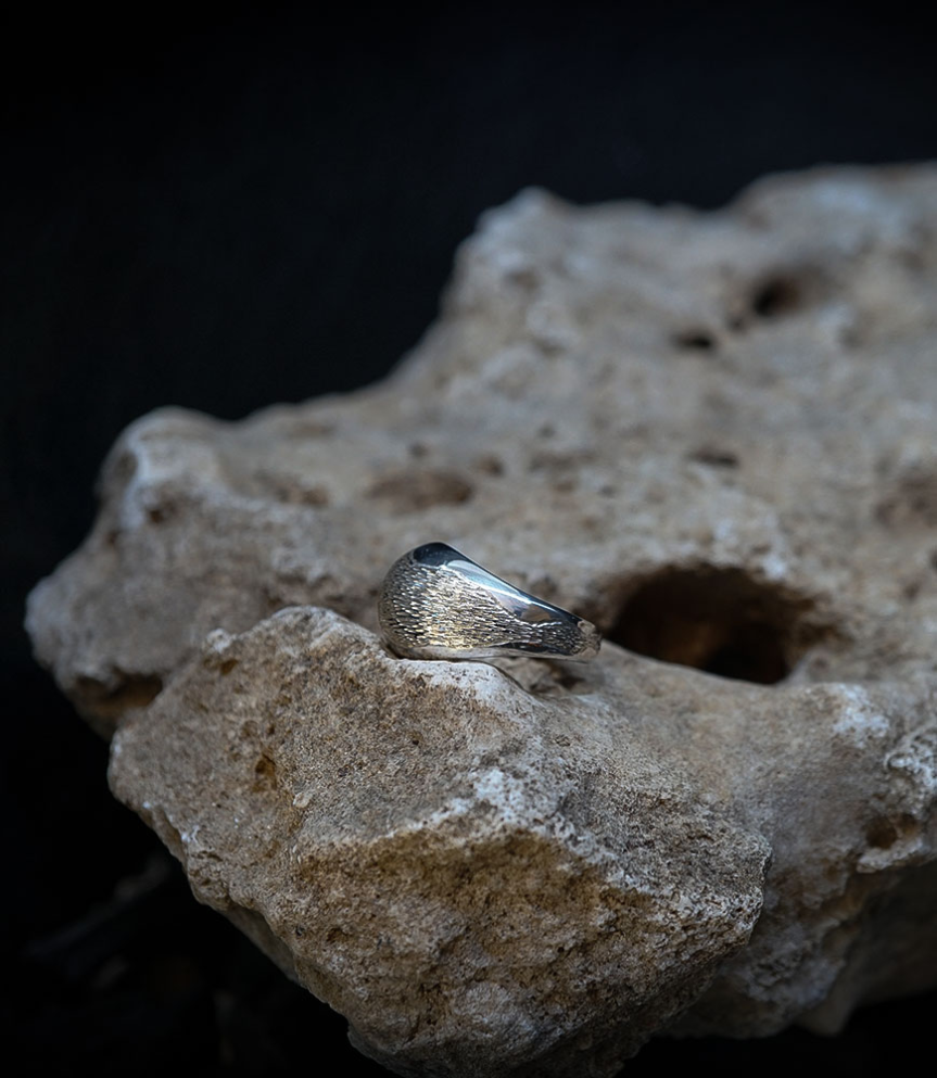 Bague jonc en argent martelé :  Découvrez l'élégance brute de cette bague jonc en argent. Signée Lovely Storm, la marque de Vale