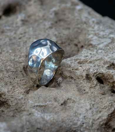 Bague jonc en argent martelé :  Affirmez votre individualité avec cette bague jonc en argent martelé de 1,4 cm de large.