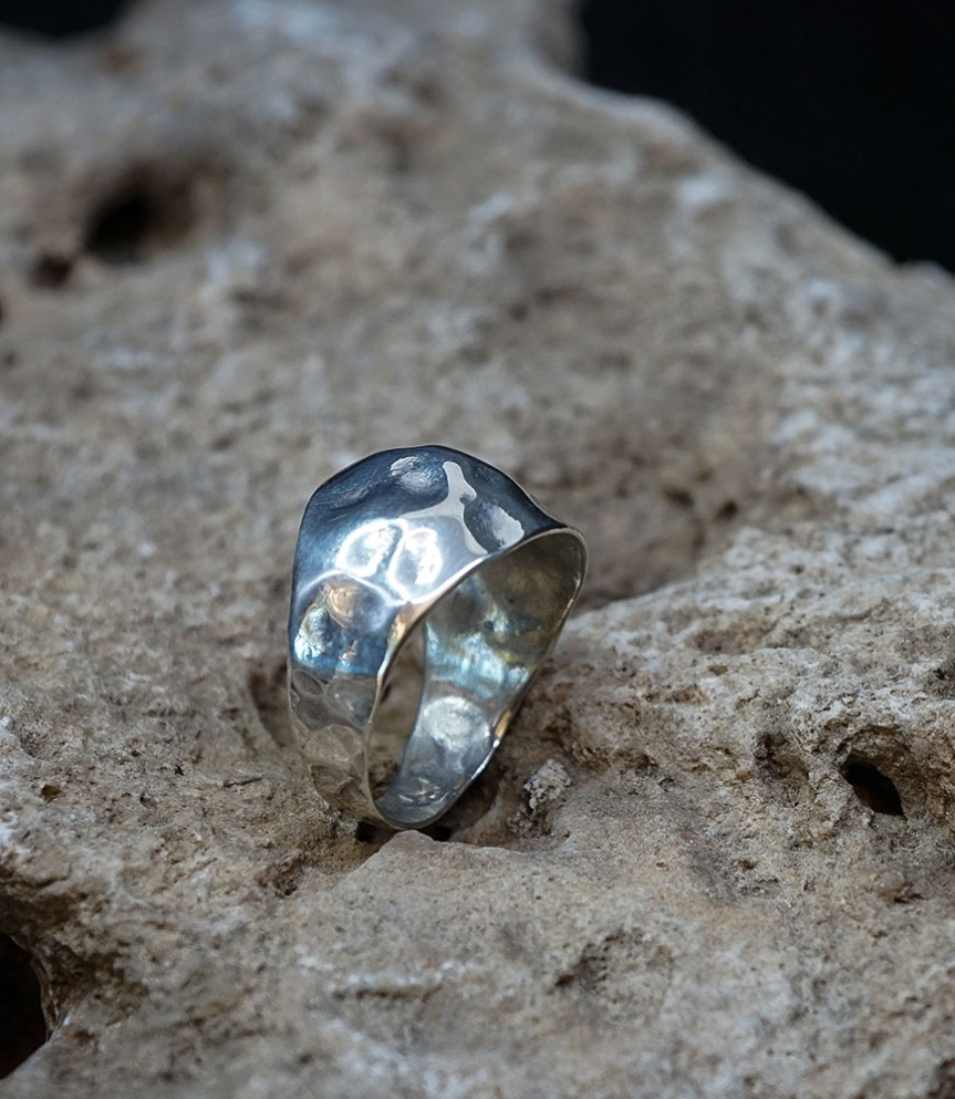 Bague jonc en argent martelé :  Affirmez votre individualité avec cette bague jonc en argent martelé de 1,4 cm de large.