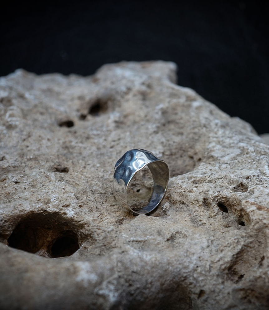 Bague jonc en argent martelé :  Affirmez votre individualité avec cette bague jonc en argent martelé de 1,4 cm de large.