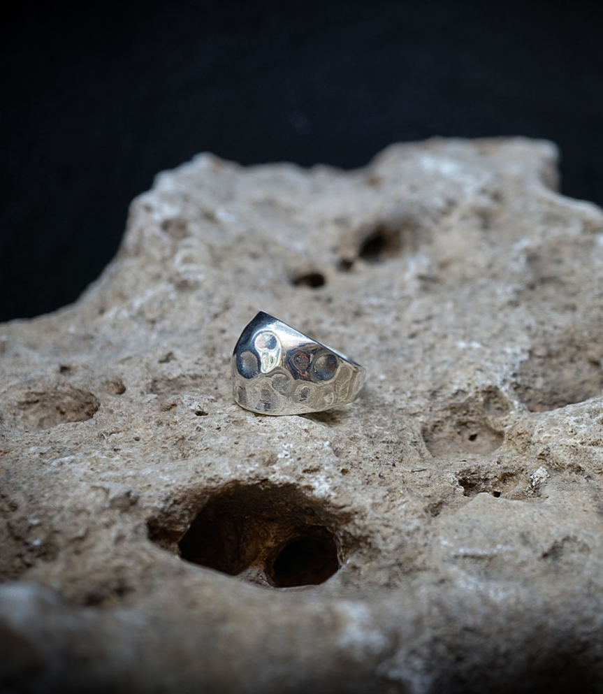 Bague jonc en argent martelé :  Affirmez votre individualité avec cette bague jonc en argent martelé de 1,4 cm de large.