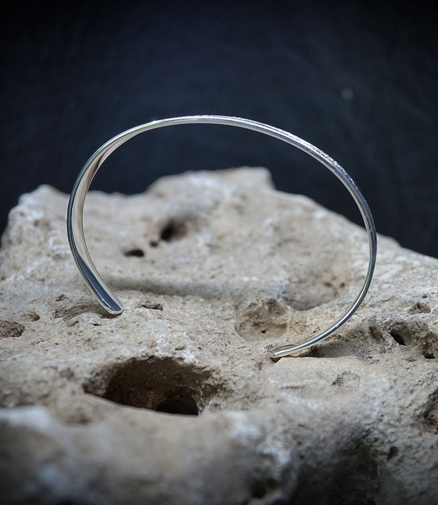 Valentine est une créatrice de bijoux en argent massif, animée par une approche brute et instinctive de la matière.