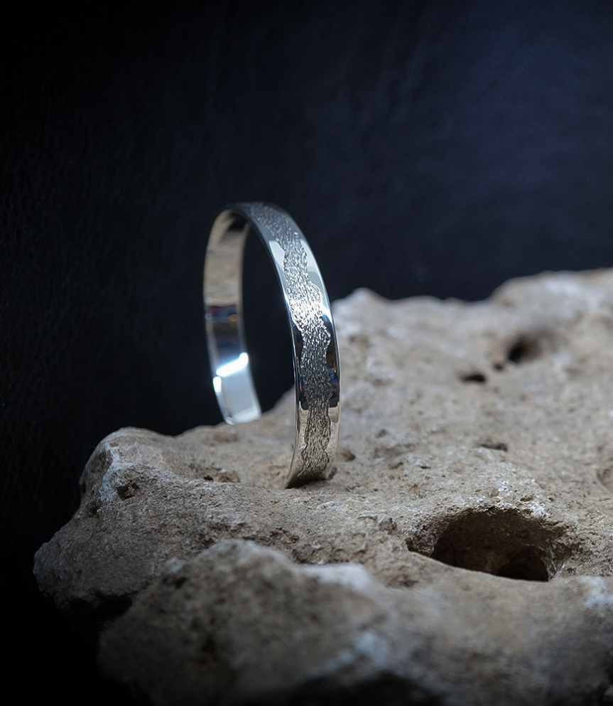 Valentine est une créatrice de bijoux en argent massif, animée par une approche brute et instinctive de la matière.