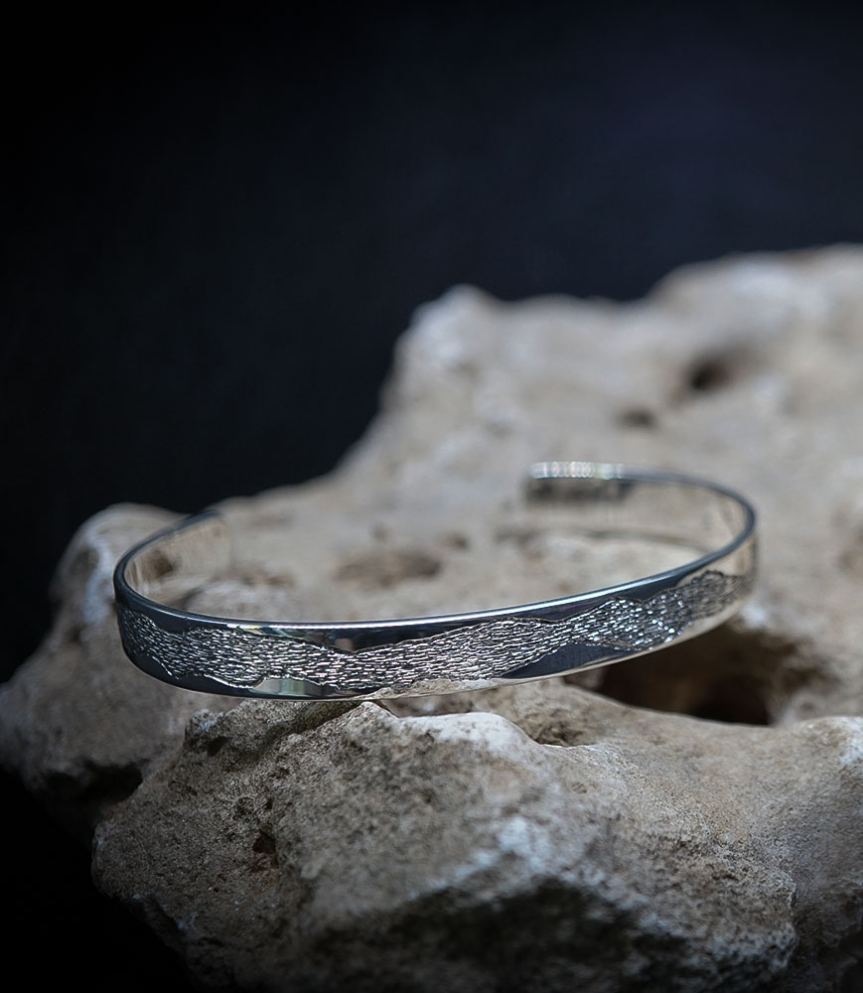 Elle travaille au sein de la bijouterie Barrouyer, maison historique fondée en 1858