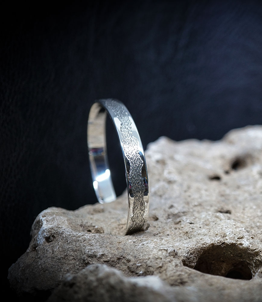 Valentine est une créatrice de bijoux en argent massif, animée par une approche brute et instinctive de la matière.