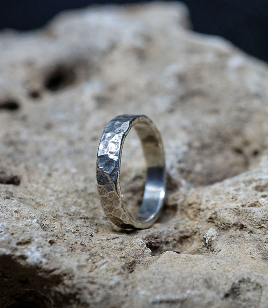 Pour les femmes comme pour les hommes, une beauté minimaliste sculptée dans l'argent.