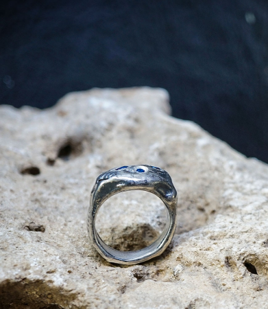 Formée et sculptée à la cire, cette bague possède une texture ondulée et fluide.
En argent et saphirs