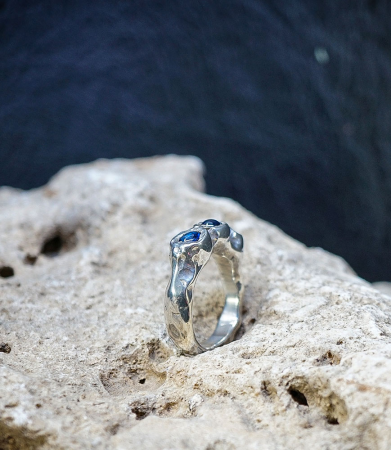 Bague Saphir en Argent Massif.  Matière: Argent 925/1000 (11,9 grammes)  Pierre: Saphir (1,30 carats) Poids: 11,9 grammes