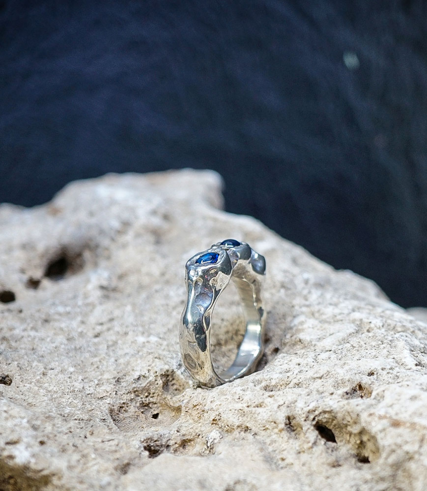 Bague Saphir en Argent Massif.  Matière: Argent 925/1000 (11,9 grammes)  Pierre: Saphir (1,30 carats) Poids: 11,9 grammes