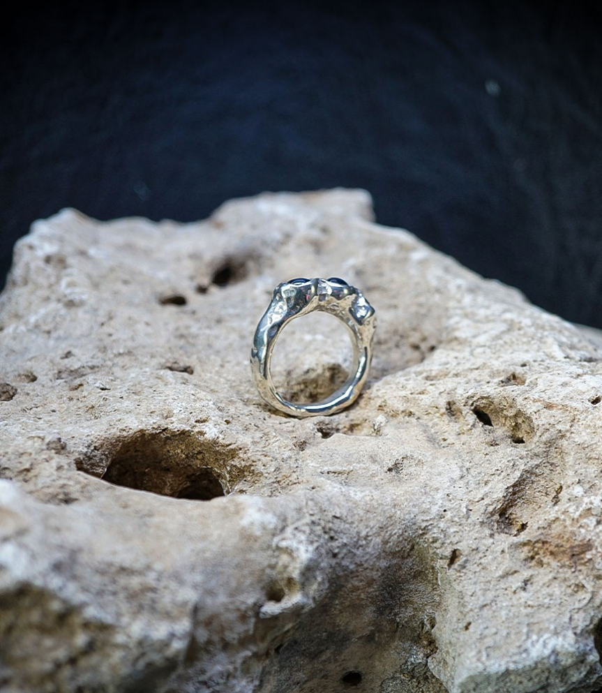 Bague Saphir en Argent Massif.  Matière: Argent 925/1000 (11,9 grammes)  Pierre: Saphir (1,30 carats) Poids: 11,9 grammes