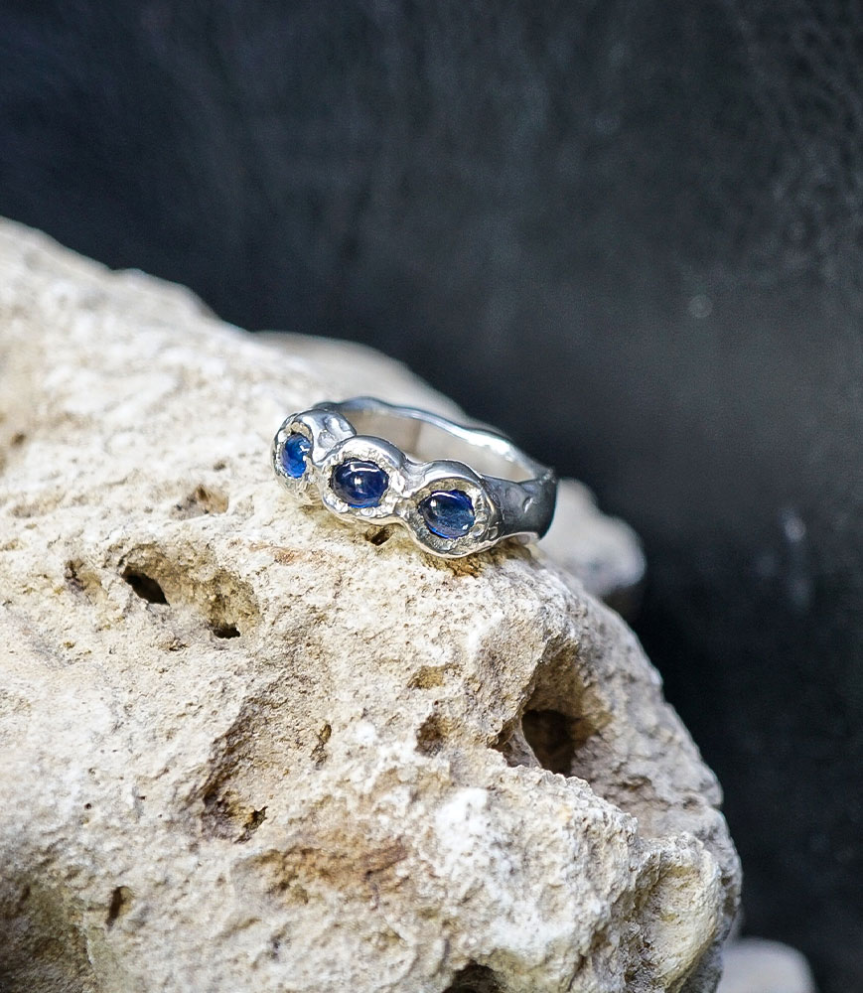 Bague Saphir en Argent Massif.  Matière: Argent 925/1000 (11,9 grammes)  Pierre: Saphir (1,30 carats) Poids: 11,9 grammes