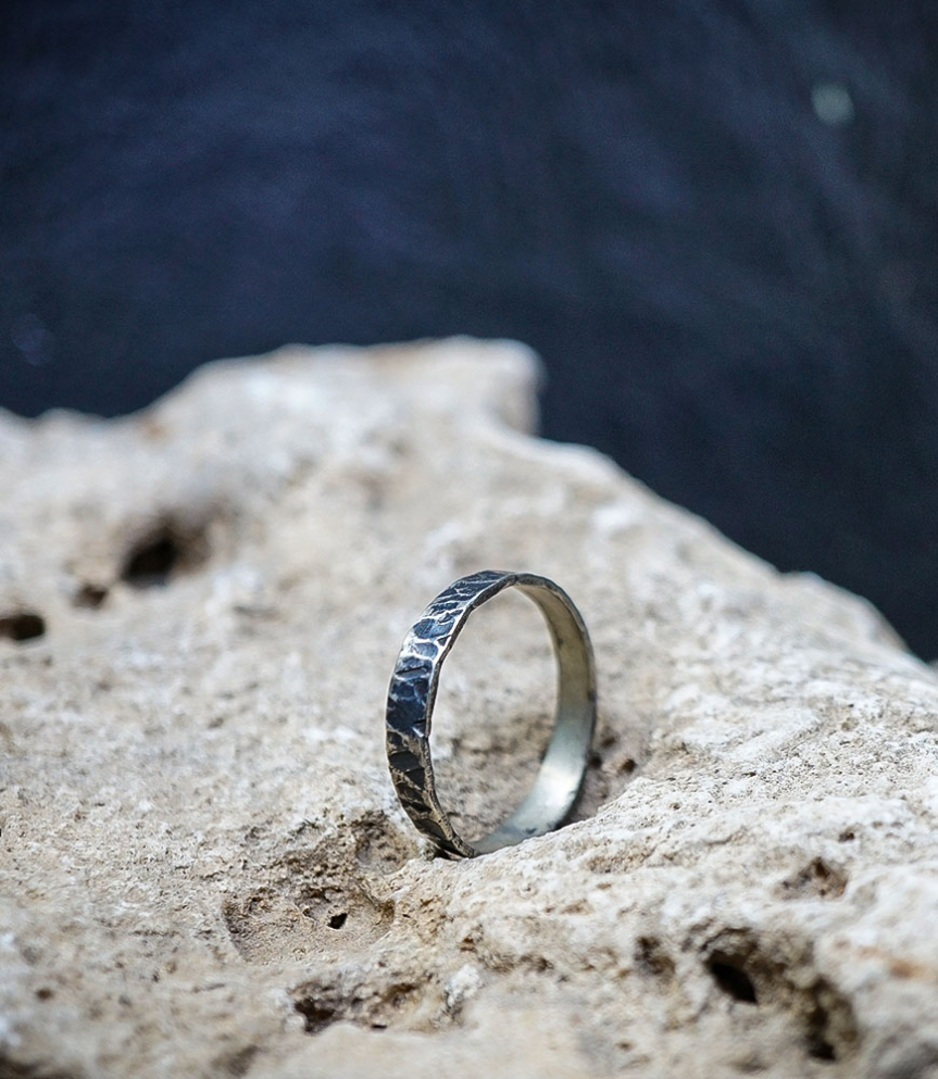 Bijou patiné, effet noirci. Cette finition crée un contraste mettant en valeur les détails et les volumes.