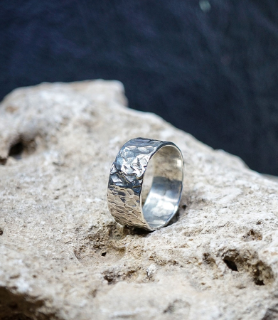Lovely Storm Collection - Sterling Silver Hammered Ring    Material: 925 Sterling Silver  Stone: No  Weight: 7.1 grams