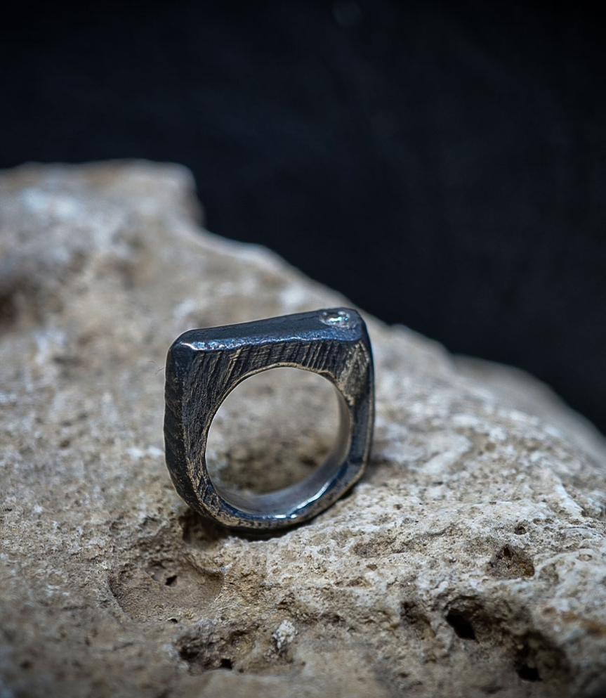 KRAZY STONES est une marque de joaillerie moderne et rock'n'roll. Des bijoux uniques mélangeant les pierres & métaux.