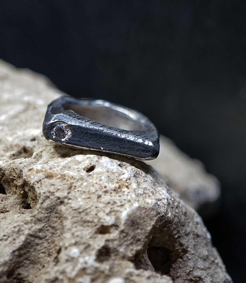 KRAZY STONES est une marque de joaillerie moderne et rock'n'roll. Des bijoux uniques mélangeant les pierres & métaux.