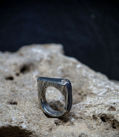 KRAZY STONES est une marque de joaillerie moderne et rock'n'roll. Des bijoux uniques mélangeant les pierres & métaux.