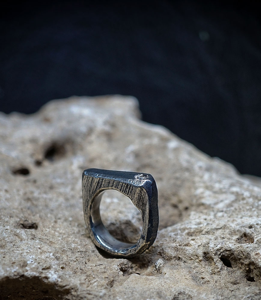 KRAZY STONES est une marque de joaillerie moderne et rock'n'roll. Des bijoux uniques mélangeant les pierres & métaux.