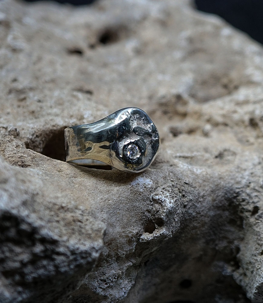 Bague Diamant et Argent Massif  Matière: Argent massif 925/1000 Pierre: Diamant (0,20 carat) Poids: 15,8 grammes