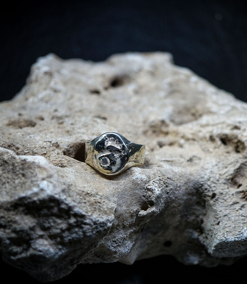 Bague Diamant et Argent Massif  Matière: Argent massif 925/1000 Pierre: Diamant (0,20 carat) Poids: 15,8 grammes