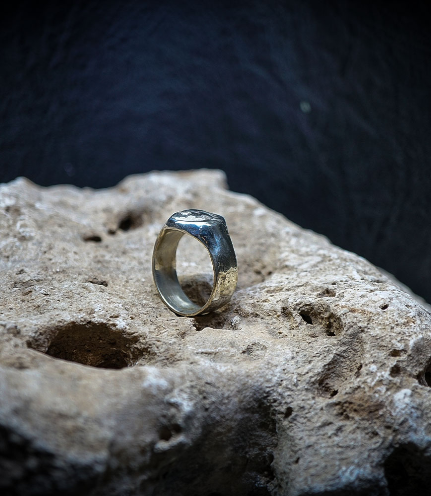 Bague Diamant et Argent Massif  Matière: Argent massif 925/1000 Pierre: Diamant (0,20 carat) Poids: 15,8 grammes