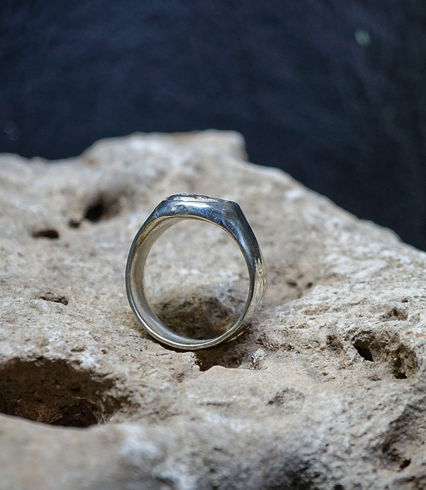 Bague Diamant et Argent Massif  Matière: Argent massif 925/1000 Pierre: Diamant (0,20 carat) Poids: 15,8 grammes