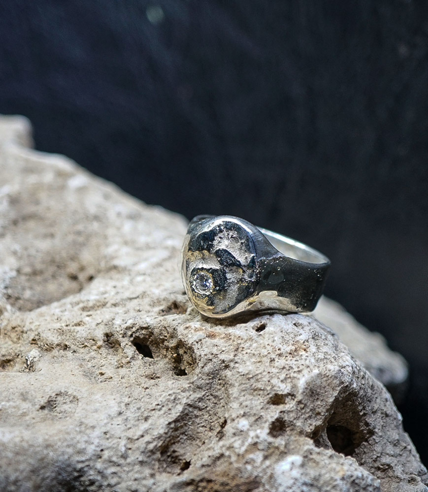 Bague Diamant et Argent Massif  Matière: Argent massif 925/1000 Pierre: Diamant (0,20 carat) Poids: 15,8 grammes