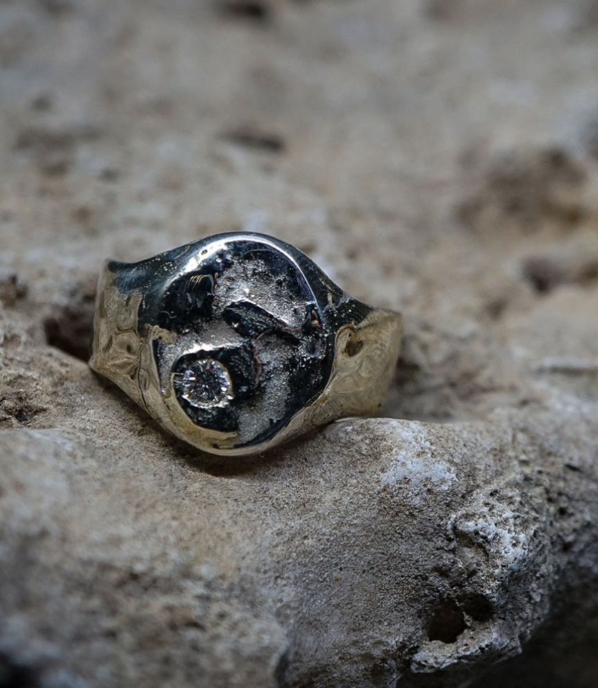 Bague Diamant et Argent Massif  Matière: Argent massif 925/1000 Pierre: Diamant (0,20 carat) Poids: 15,8 grammes