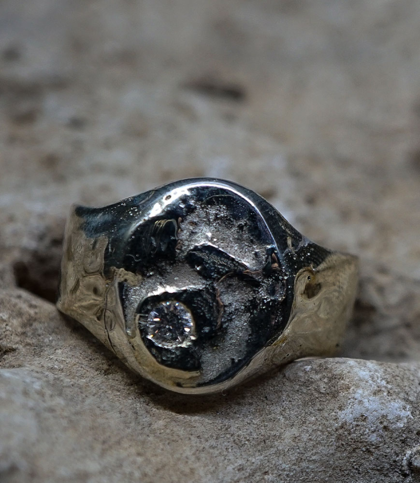 Bague Diamant et Argent Massif  Matière: Argent massif 925/1000 Pierre: Diamant (0,20 carat) Poids: 15,8 grammes