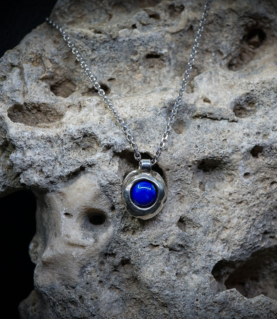 Collier Argent et Lapis Lazuli  Matière: Argent massif 925/1000 Pierre:  Lapis Lazuli Poids: 14,5 grammes