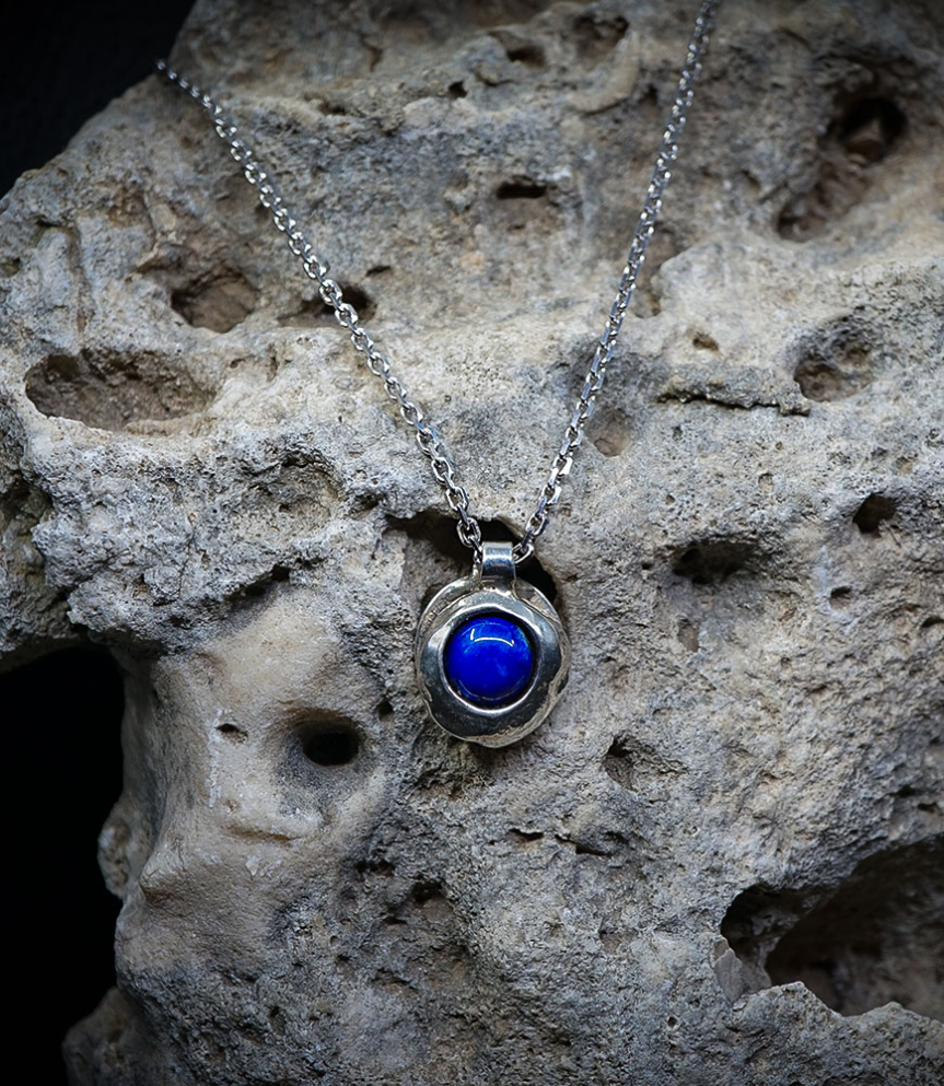 Collier Argent et Lapis Lazuli  Matière: Argent massif 925/1000 Pierre:  Lapis Lazuli Poids: 14,5 grammes