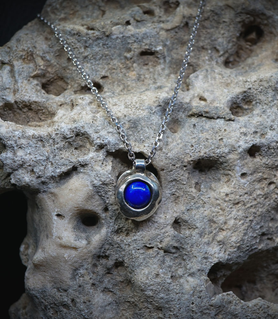 Collier Argent et Lapis Lazuli  Matière: Argent massif 925/1000 Pierre:  Lapis Lazuli Poids: 14,5 grammes