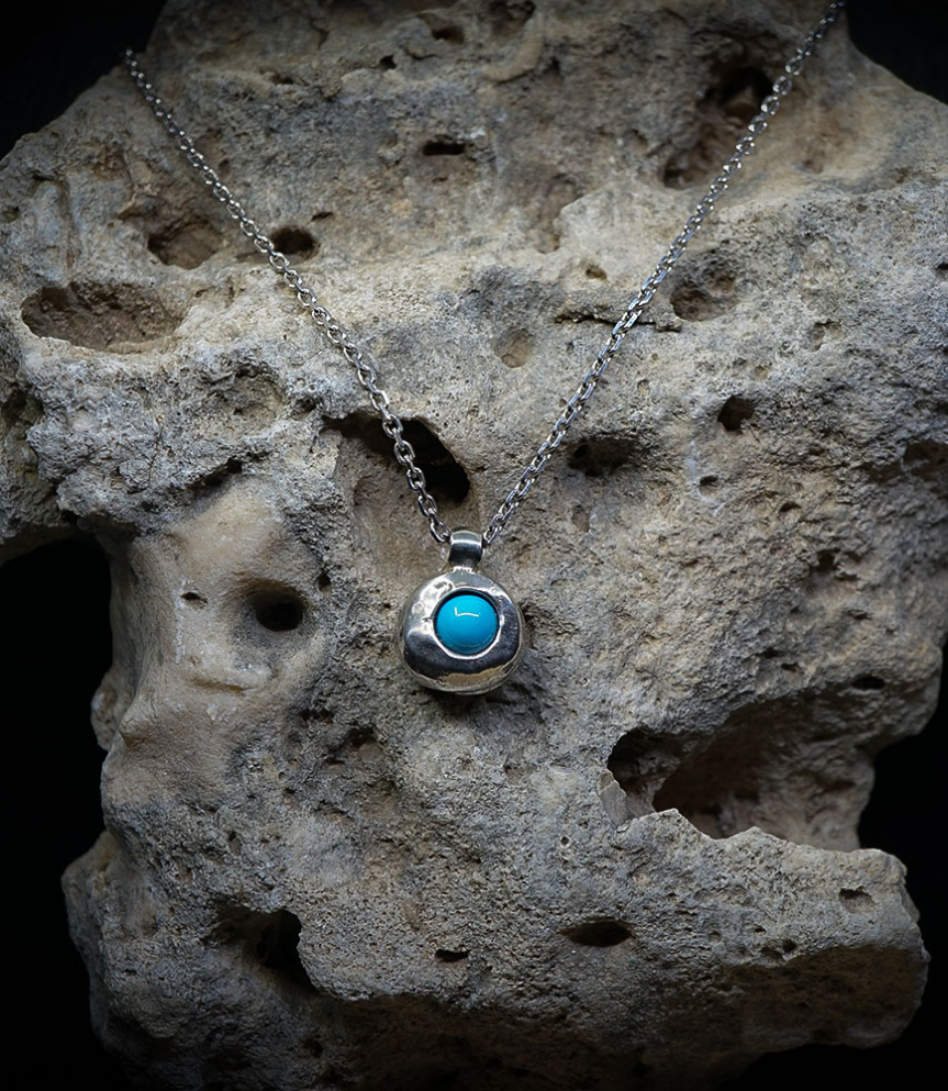 Collier Argent et turquoise  Matière: Argent massif 925/1000 Pierre:  Turquoise Poids: 12,5 grammes