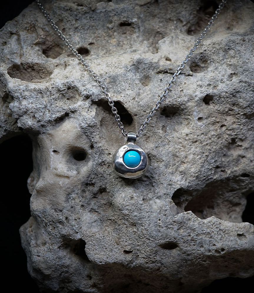 Collier Argent et turquoise  Matière: Argent massif 925/1000 Pierre:  Turquoise Poids: 12,5 grammes