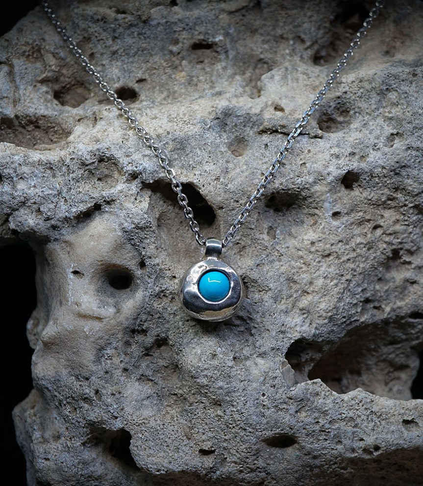 Collier Argent et turquoise  Matière: Argent massif 925/1000 Pierre:  Turquoise Poids: 12,5 grammes