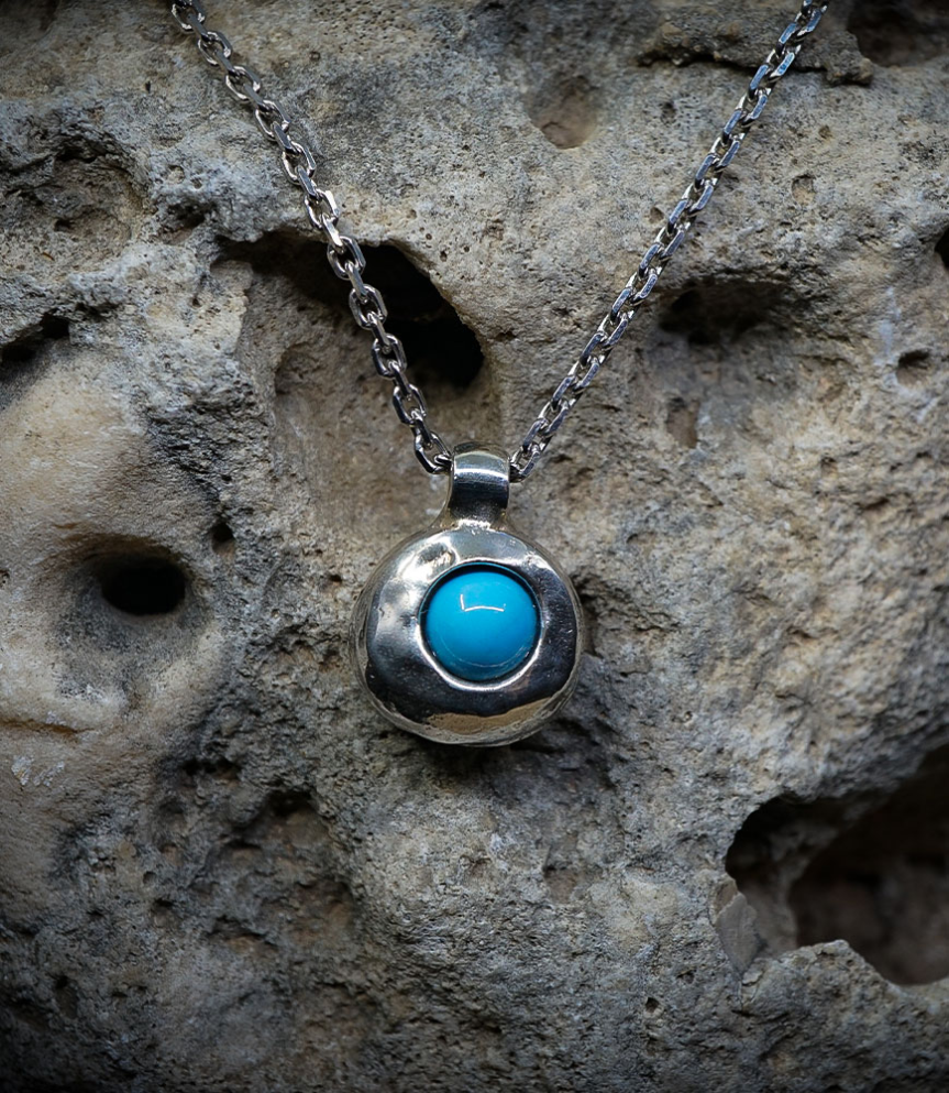 Collier Argent et turquoise  Matière: Argent massif 925/1000 Pierre:  Turquoise Poids: 12,5 grammes