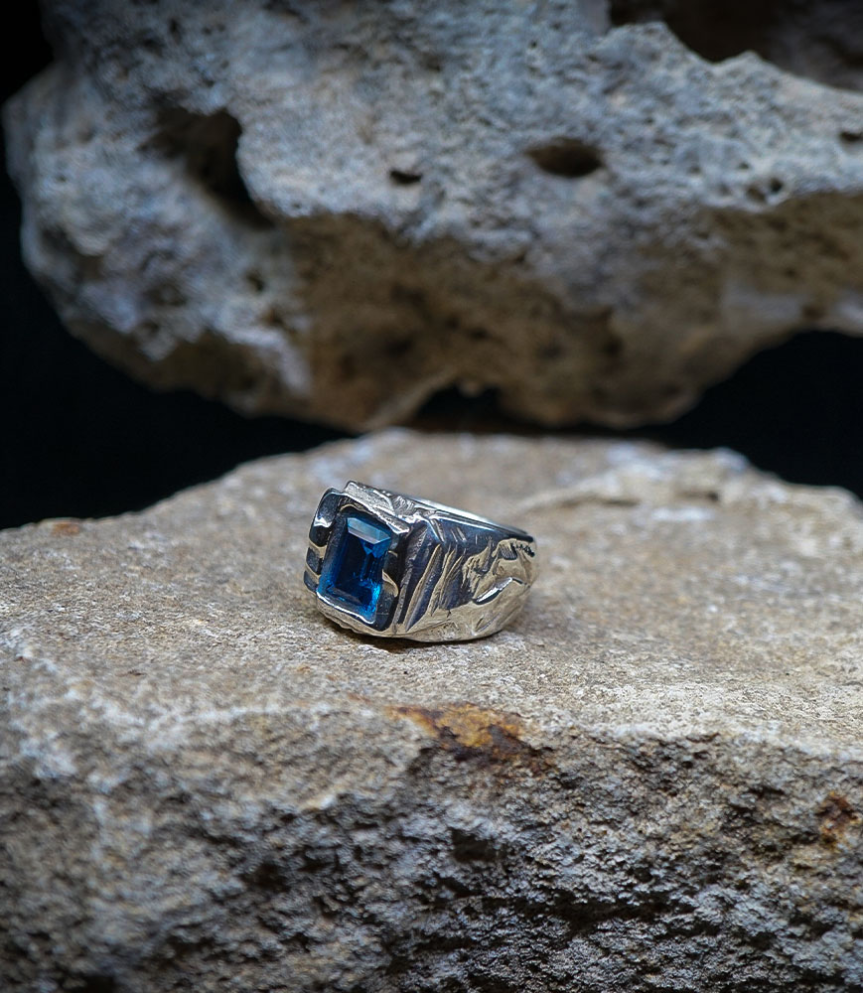 Bagues Argent Massif et topaze  Matière: Argent massif 925/1000 Pierre: Topaze (2.85 carats) Poids: 21,5 grammes