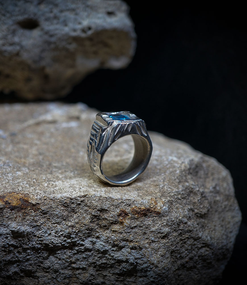 Bagues Argent Massif et topaze  Matière: Argent massif 925/1000 Pierre: Topaze (2.85 carats) Poids: 21,5 grammes