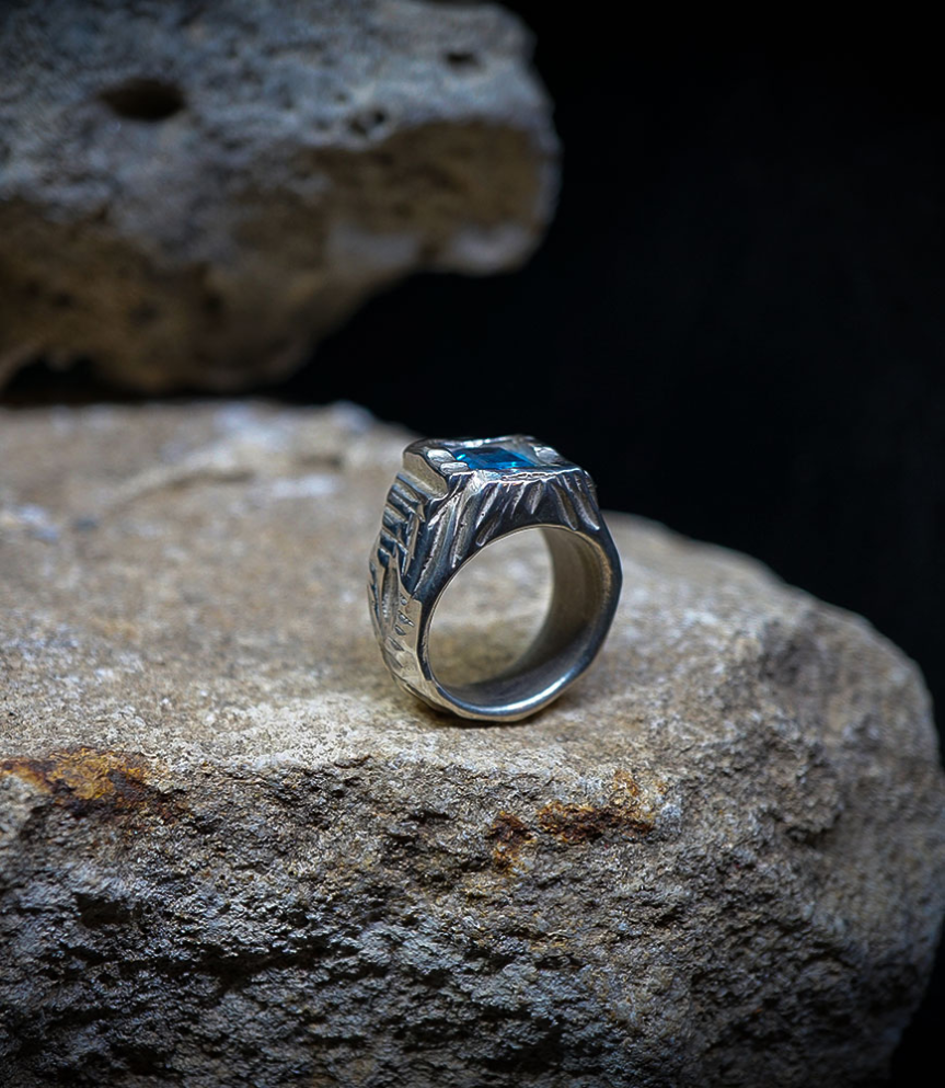 Bagues Argent Massif et topaze  Matière: Argent massif 925/1000 Pierre: Topaze (2.85 carats) Poids: 21,5 grammes