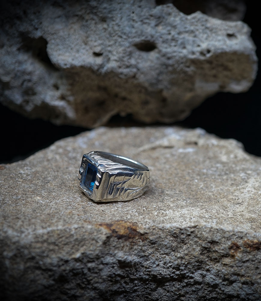 Bagues Argent Massif et topaze  Matière: Argent massif 925/1000 Pierre: Topaze (2.85 carats) Poids: 21,5 grammes