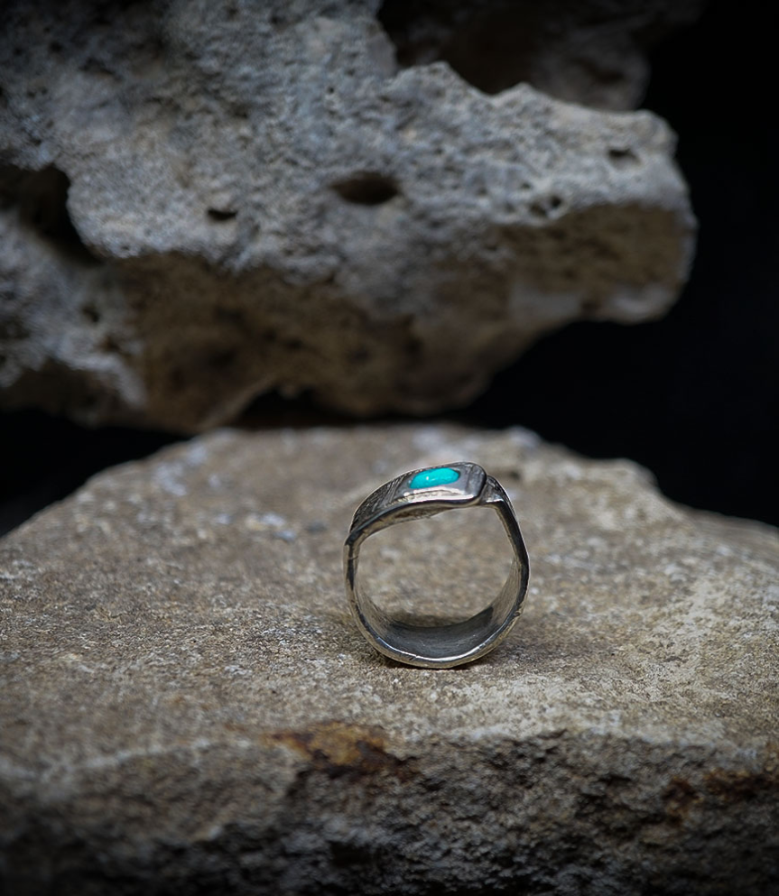 the spirit of a jeweller-creator of raw and unique pieces, with the weight of family history.