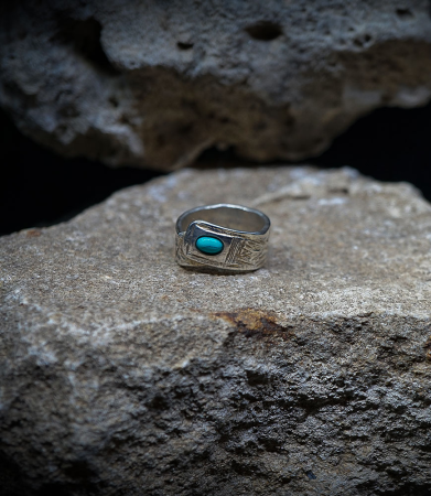 Bijoutier-créateur, je façonne des bijoux bruts et singuliers, exclusivement en pièces uniques.